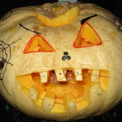 Halloween-Kürbis-mit-einer-festen-Zahnspange,-gestaltet-von-einem--7-jährigen-Mädchen