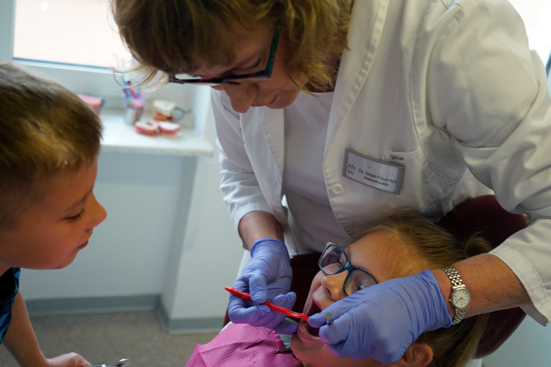 Frau Doktor zeigt den Kindern wie es geht